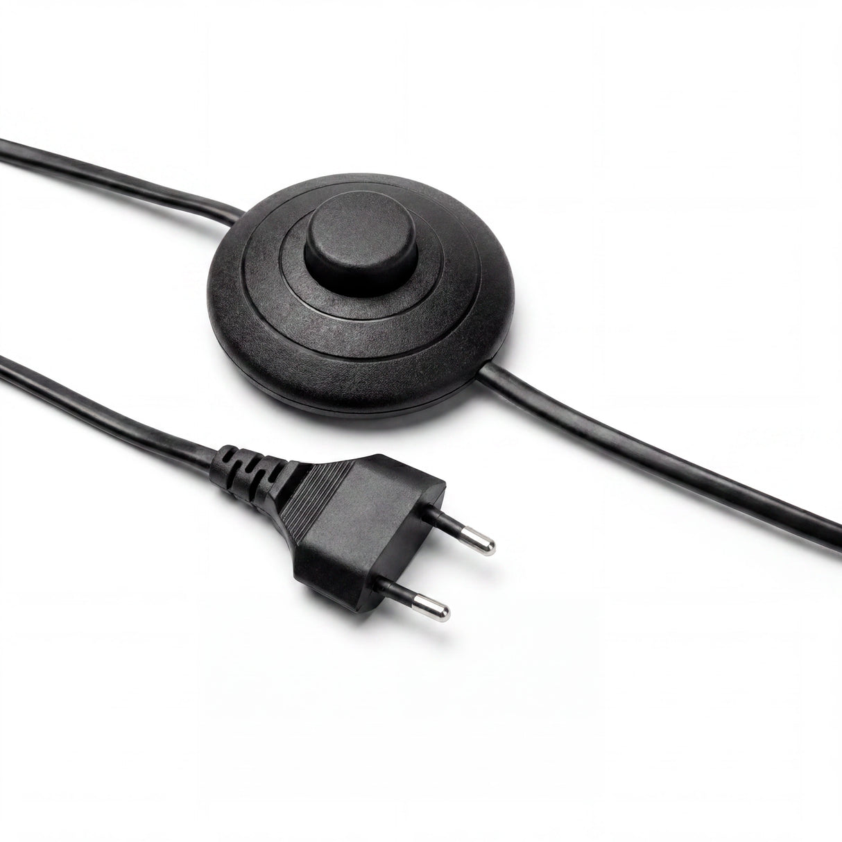 Primer plano del interruptor de pedal plástico negro integrado en el cable de conexión.