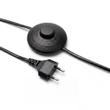 Primer plano del interruptor de pedal plástico negro integrado en el cable de conexión.