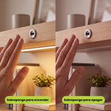 Gestos de paso de mano encendiendo y apagando la cinta LED sin contacto