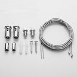 Herrajes metálicos y cables de acero con acabados premium para instalación de luminarias suspendidas.