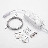 Accesorios de fijación opcionales con cable acerado, herrajes metálicos y driver externo para montaje colgante.