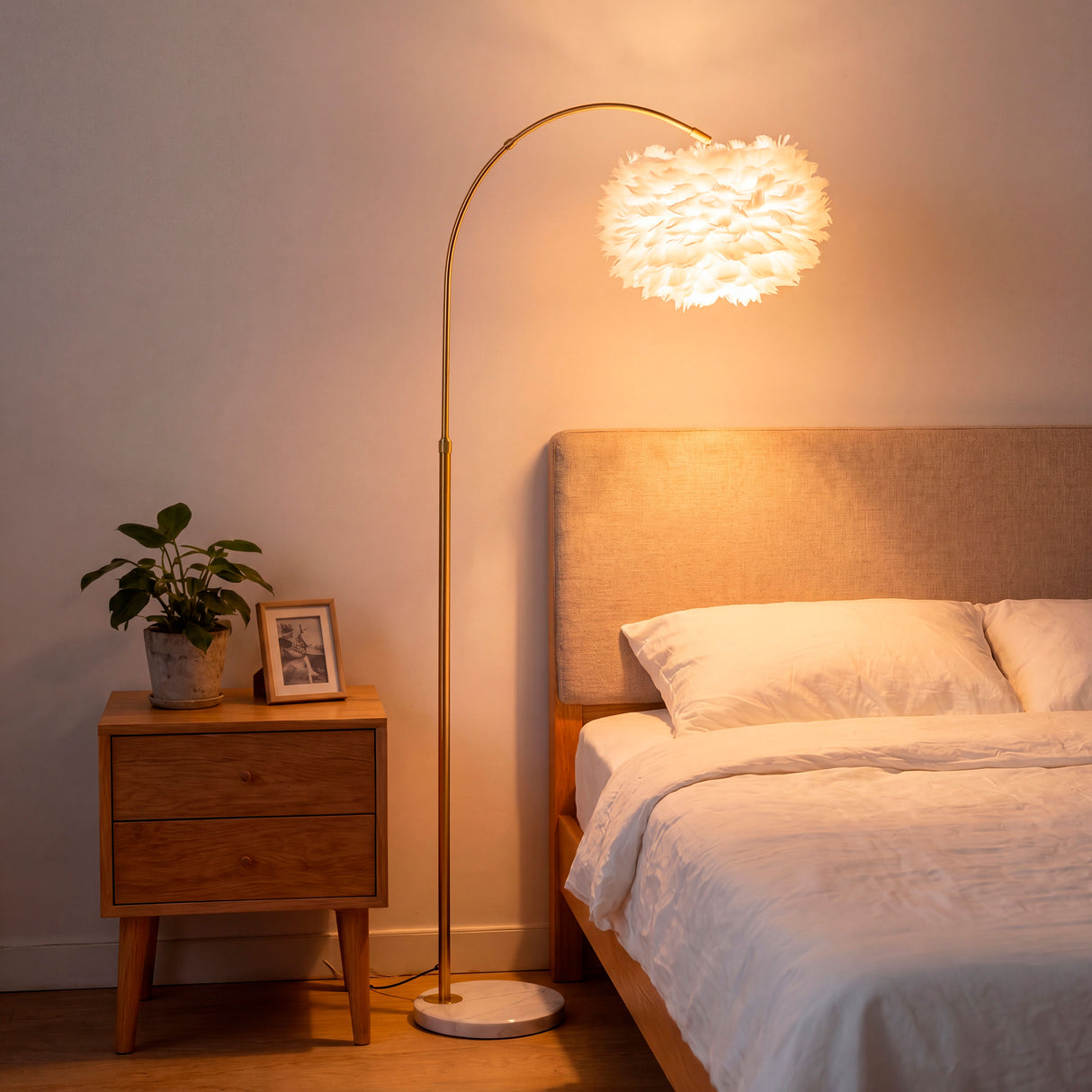 Lámpara Carisma situada junto al cabecero de la cama sobre una mesa de noche rústica.