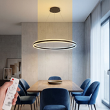 Iluminacion decorativa calida con lampara de aro LED para comedor moderno y acogedor.