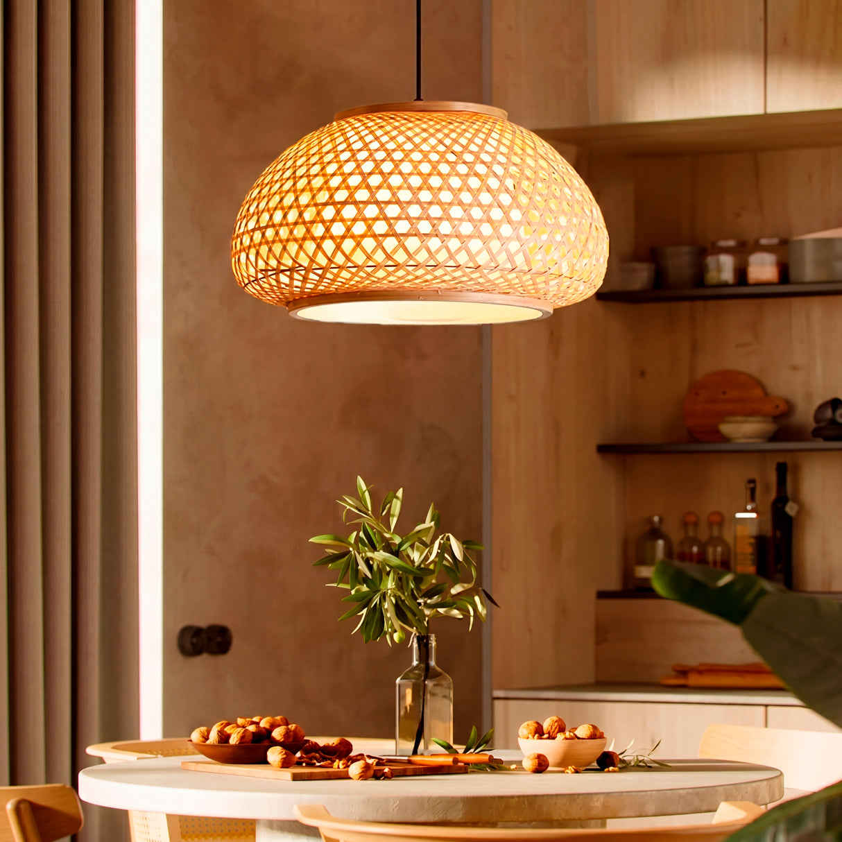 Lámpara Belinda con luz cálida iluminando una mesa de comedor con frutas.