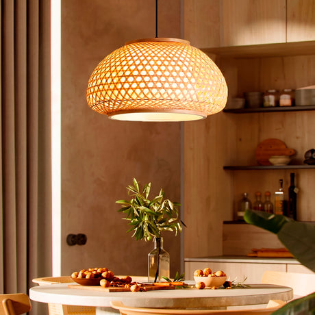 Lámpara Belinda con luz cálida iluminando una mesa de comedor con frutas.