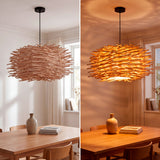 Comparativa de iluminación de la lámpara Harumi sobre mesa de comedor de madera.