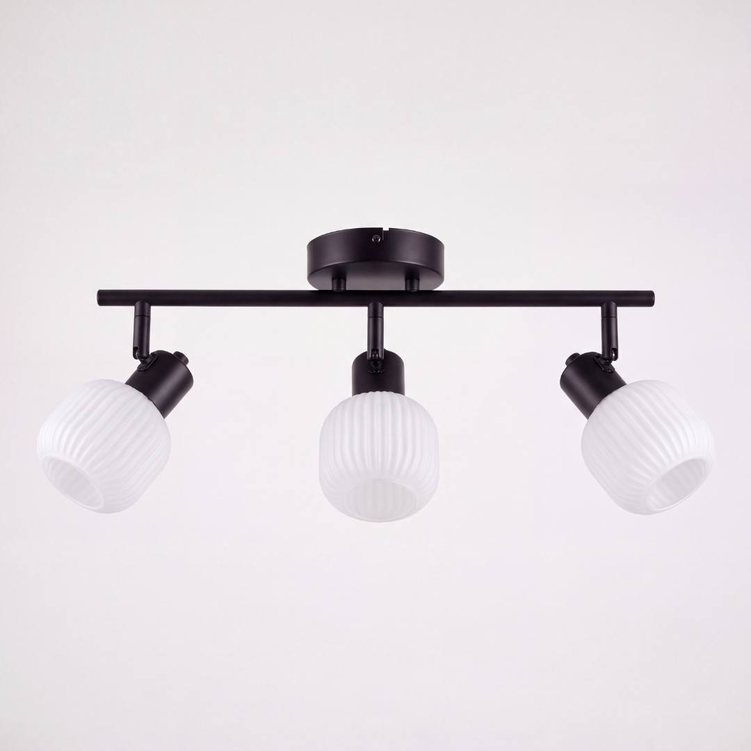Lámpara ASTRID BAR con sus 3 cabezales orientables independientes en distintas direcciones
