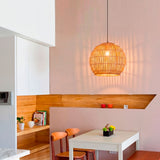 Lámpara Nicole aportando calidez en una cocina-comedor de diseño minimalista y blanco.