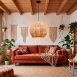Sala de estar de estilo bohemio con lámpara Betania y decoración de macramé.