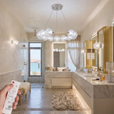 Baño principal de diseño con acabados premium y lampara colgante Bangle Crystal Silver.