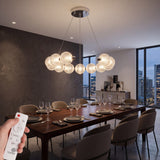 Lampara Bangle Crystal iluminando un comedor elegante con luz calida y control remoto.