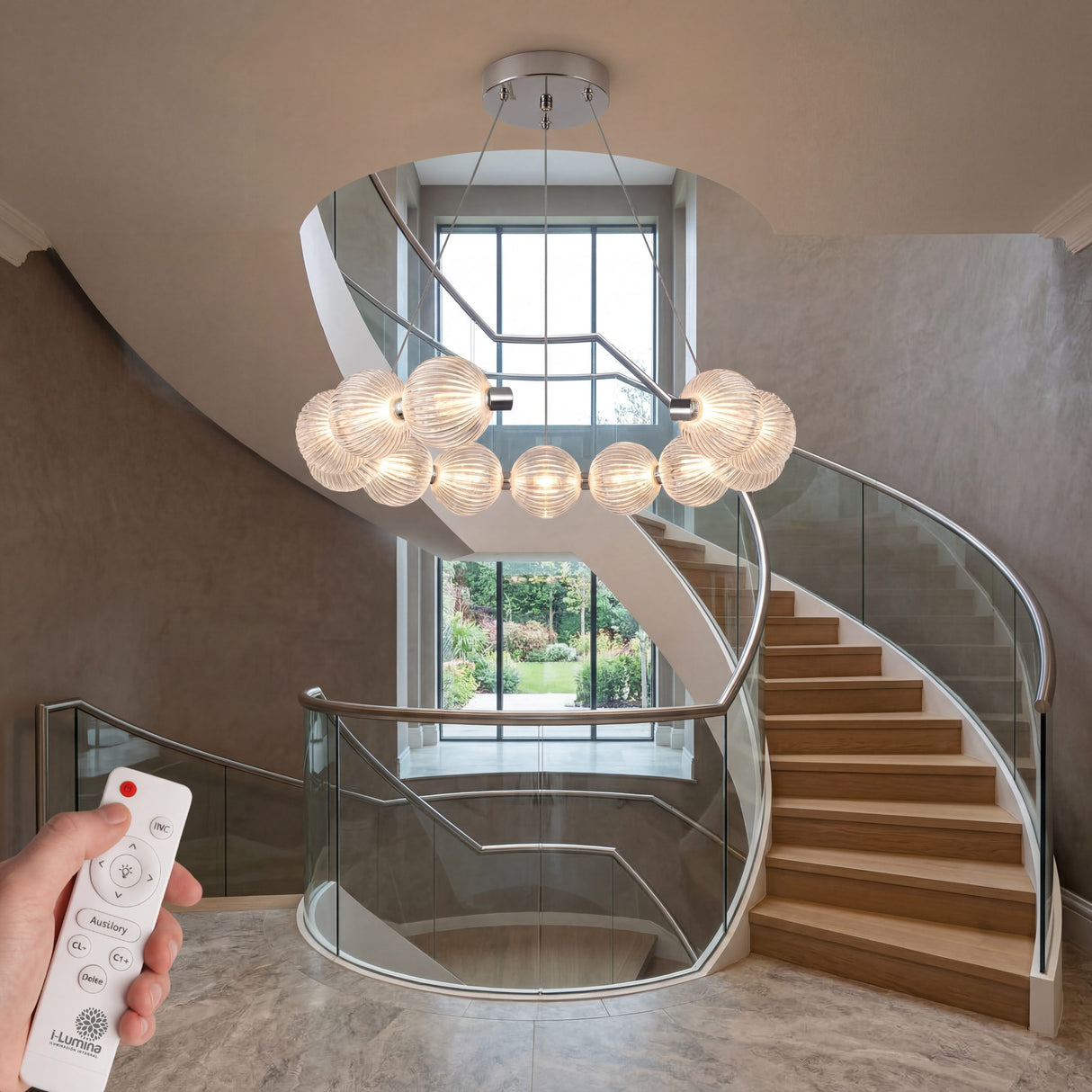 Lampara Bangle Crystal instalada en el centro de una escalera de caracol minimalista.