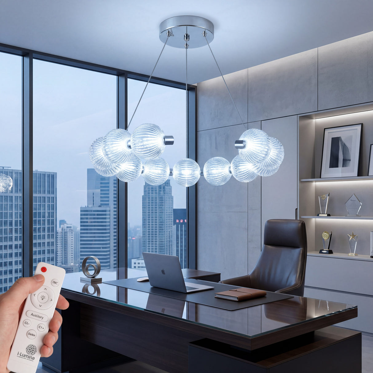 Escritorio de gerencia con luz fria de la lampara Bangle Crystal para un ambiente profesional.