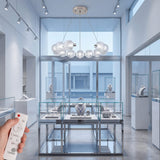 Lampara Bangle Crystal Silver instalada en una boutique de lujo o vitrina con luz fria.