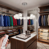 Iluminacion para walk-in closet moderno con la lampara tipo brazalete Bangle Crystal Silver.