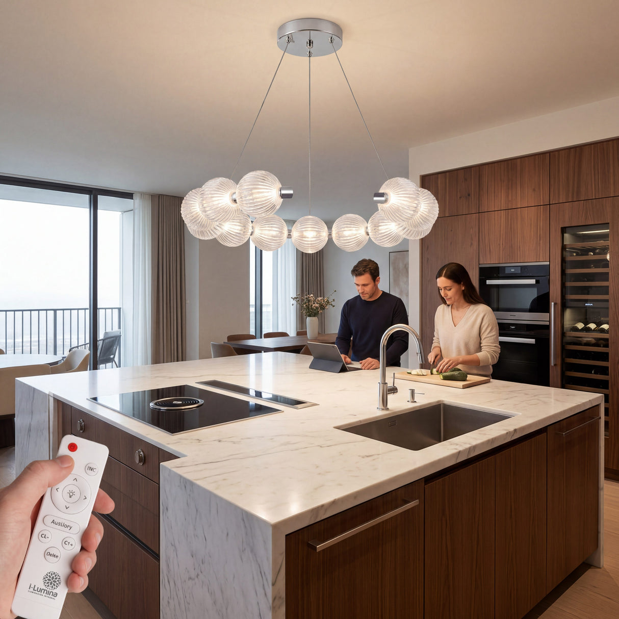 Isla de cocina con encimeras de marmol iluminada por la lampara colgante Bangle Crystal.