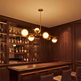 Iluminacion calida y sofisticada para barras de bar con la lampara lineal Nova Gold.