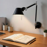 Iluminación técnica puntual sobre mesa de trabajo mediante brazo extensible articulado en negro.