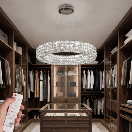 Luminaria LED circular de cristal en vestidor de alta gama con control remoto.