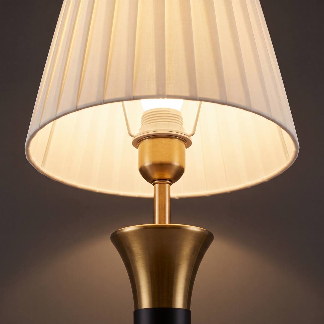 Detalle de la pantalla plisada de la lámpara COCO brillando suave con pliegues de luz