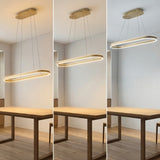 Demostración de los cables de acero ajustables para regular la altura de la lámpara sobre la mesa.