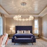 Lampara colgante LED Bangle Crystal Silver en dormitorio principal con luz calida y control remoto.