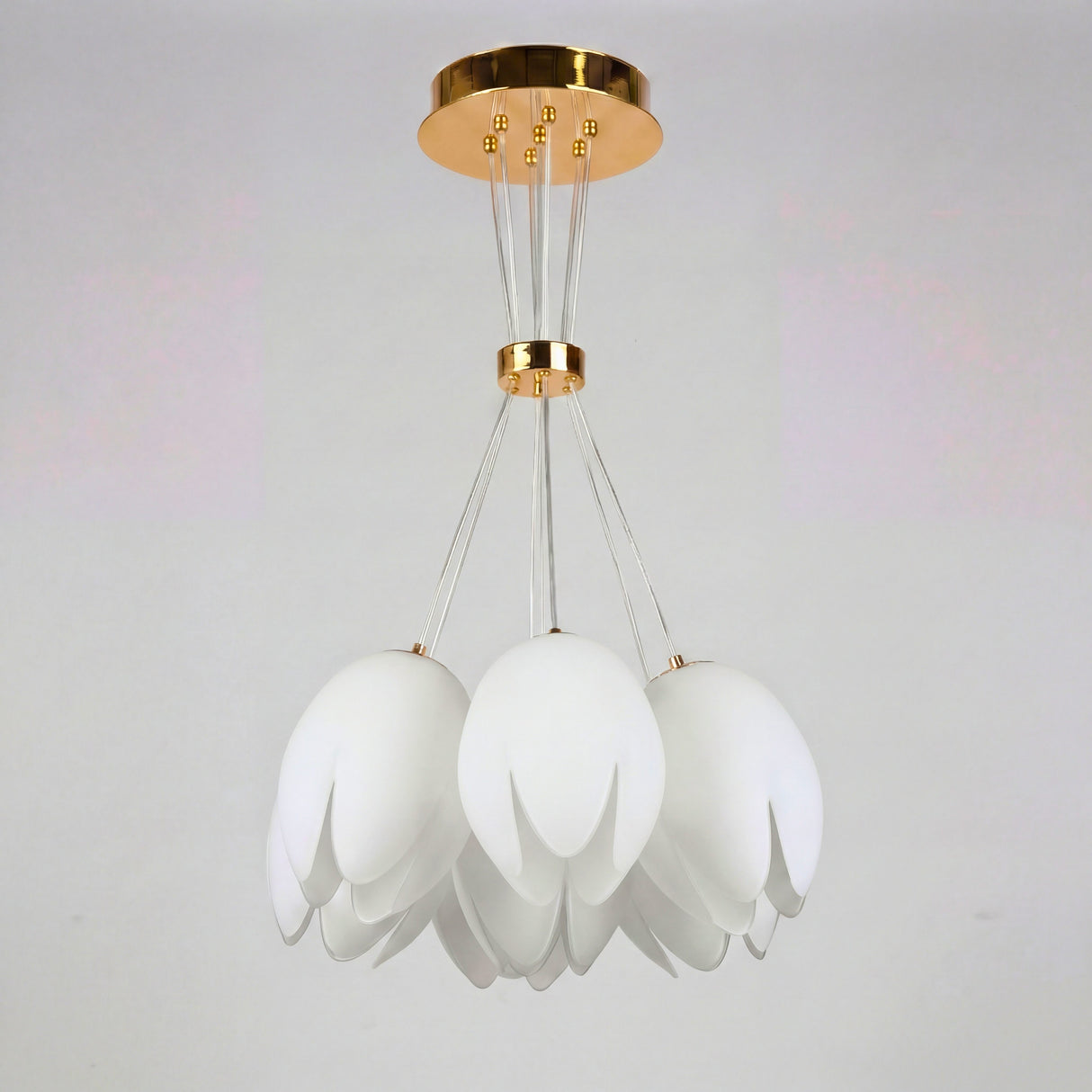 Lámpara colgante de 6 luces blanca sobre fondo neutro