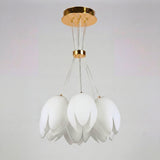 Lámpara colgante de 6 luces blanca sobre fondo neutro