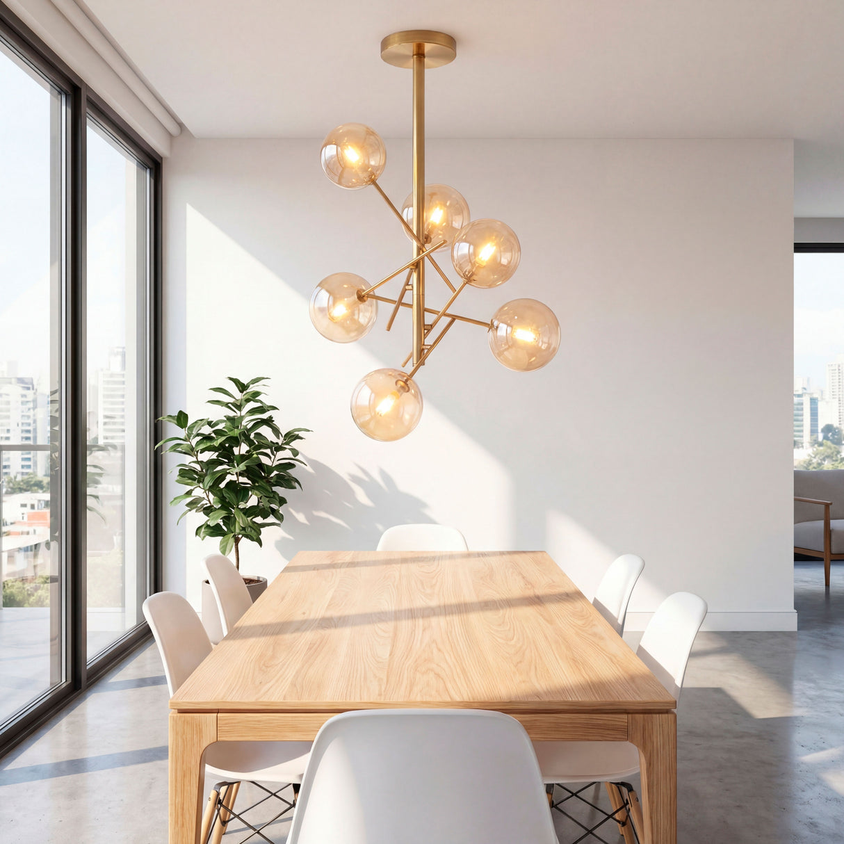 Iluminación de diseño para mesa de comedor de madera clara con estructura Sputnik gold.