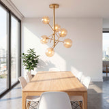 Iluminación de diseño para mesa de comedor de madera clara con estructura Sputnik gold.