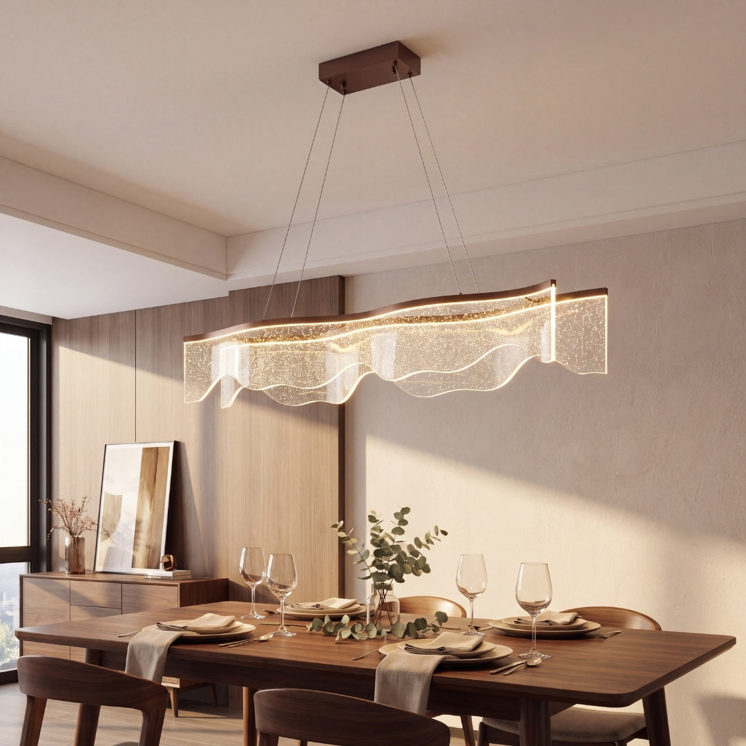 Lámpara colgante para comedor iluminando una mesa moderna con luz cálida