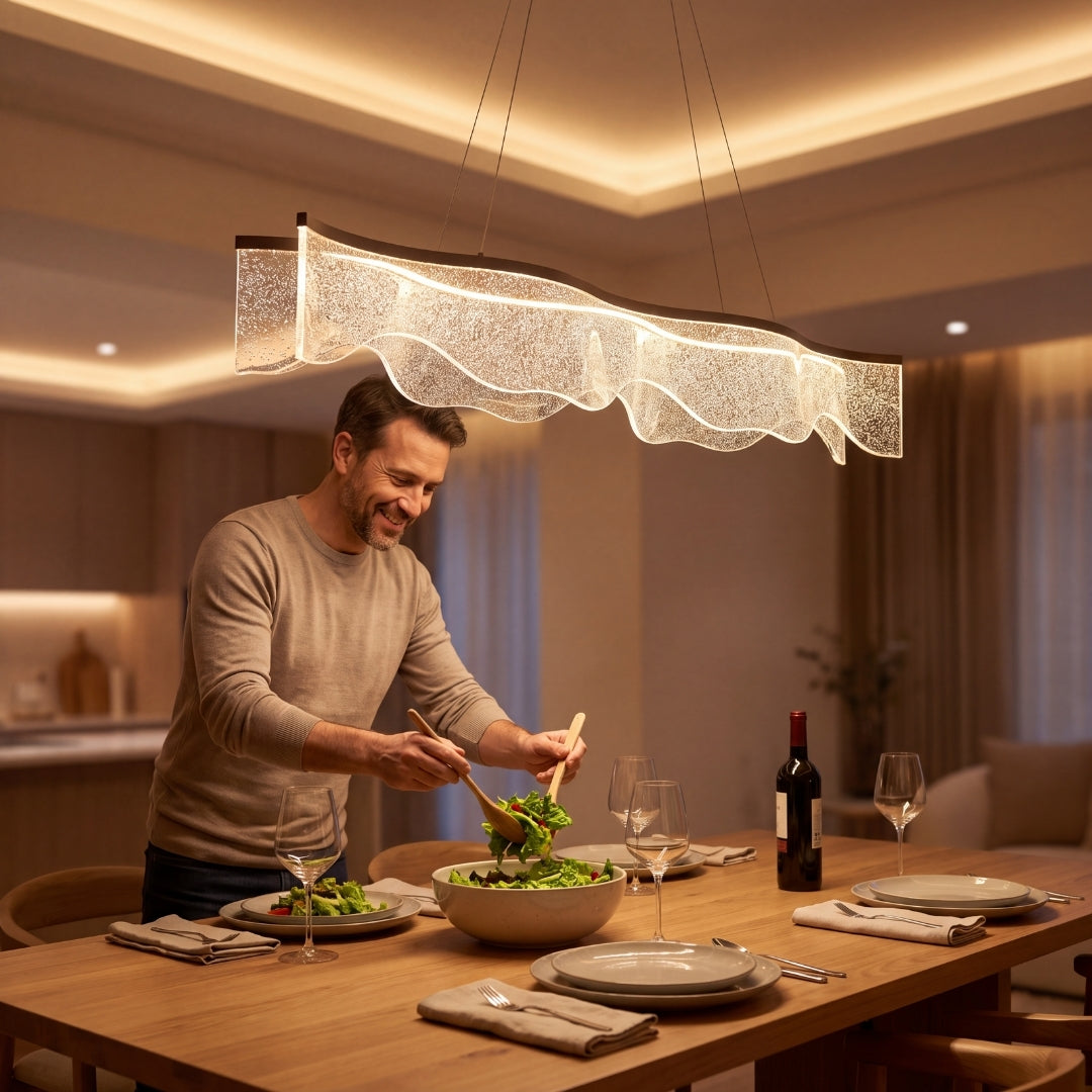 Hombre sirviendo la cena bajo la lámpara colgante LED café encendida