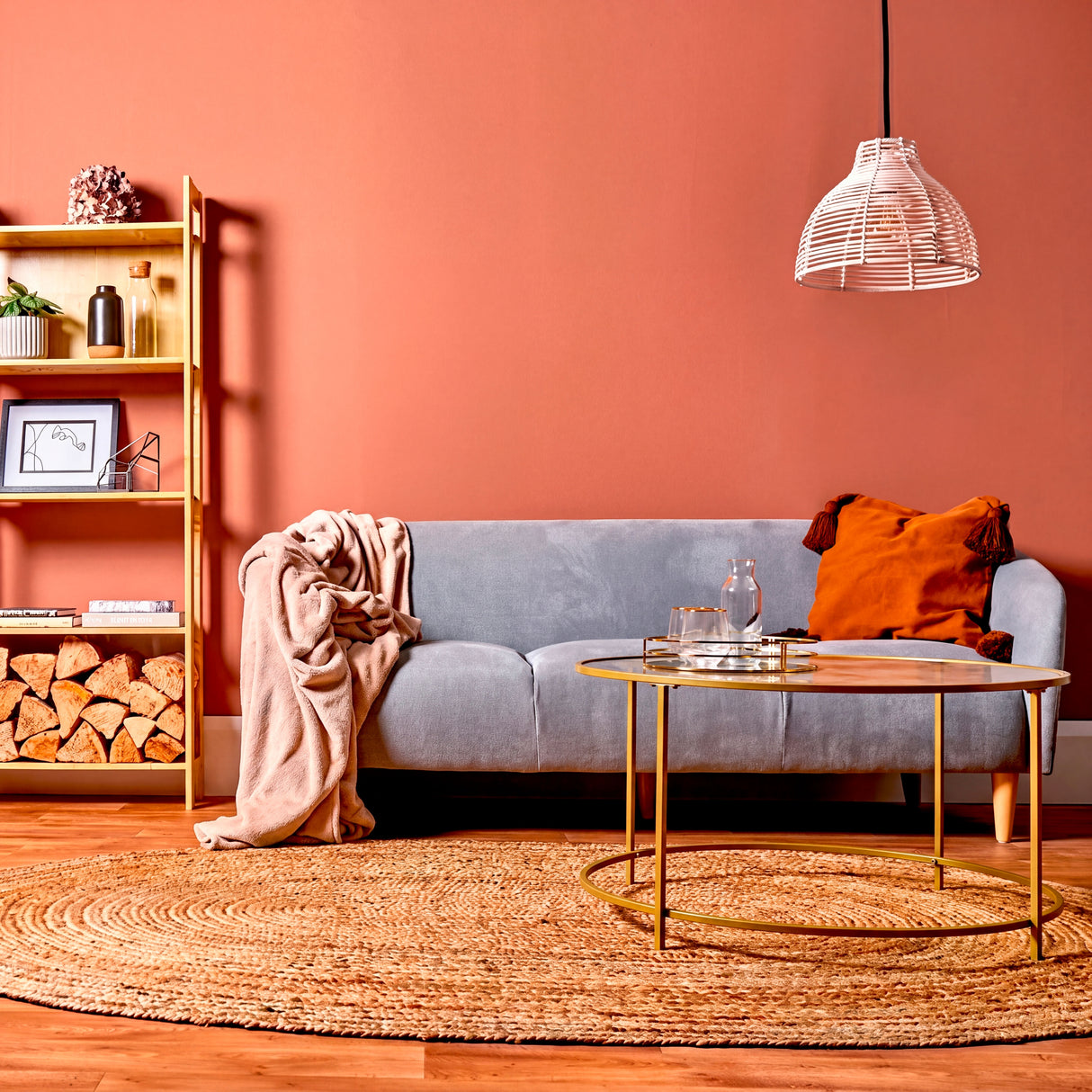 Lámpara Brisa en salón con paredes terracota, aportando un toque natural y artesano.