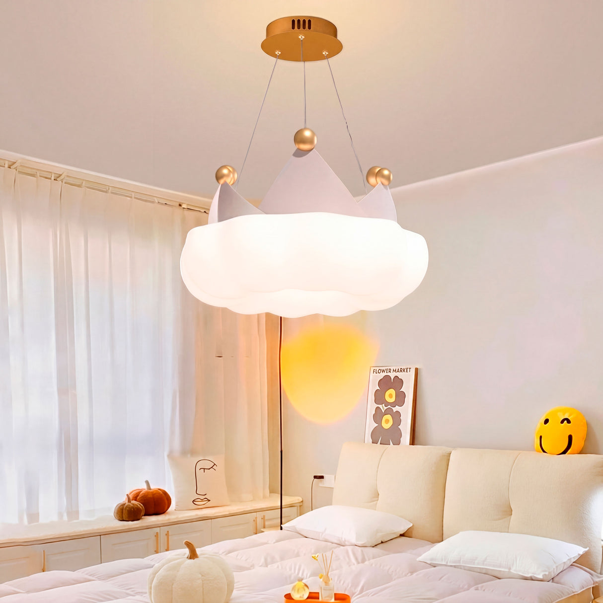 Luminaria Little King sobre cama de diseño moderno en dormitorio de tonos pastel.