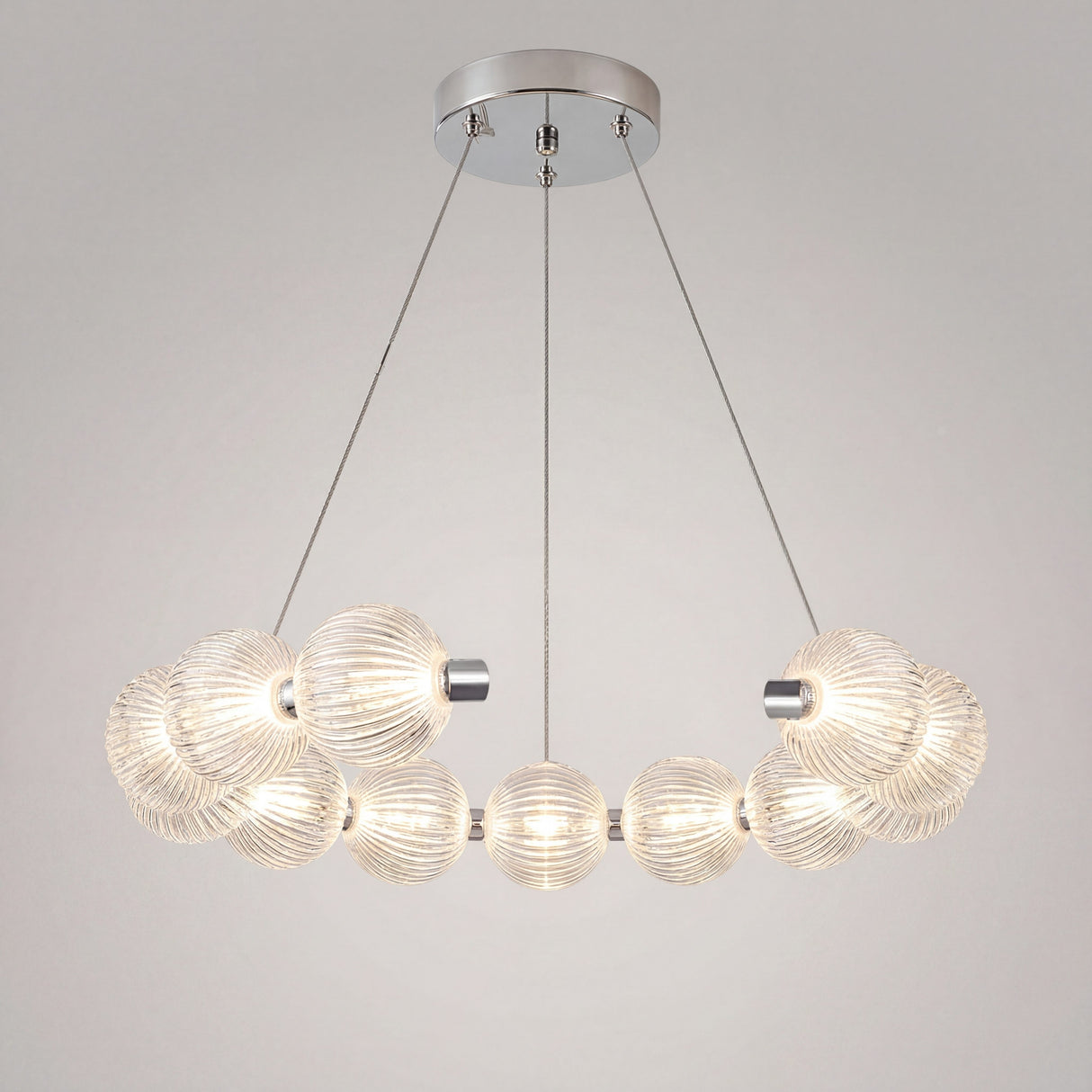 Vista frontal de la lampara colgante LED Bangle Crystal Silver sobre fondo blanco neutro.