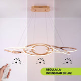 Lámpara colgante LED encendida con trazos de luz continua en cada anillo