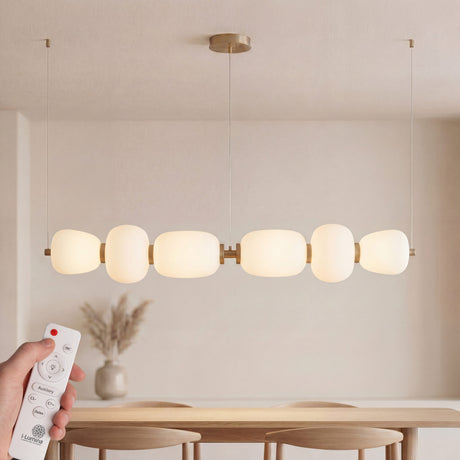 Lampara colgante led pebble line white and gold en comedor moderno con luz calida