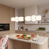 Lampara colgante lineal led sobre isla de cocina moderna con encimeras de marmol