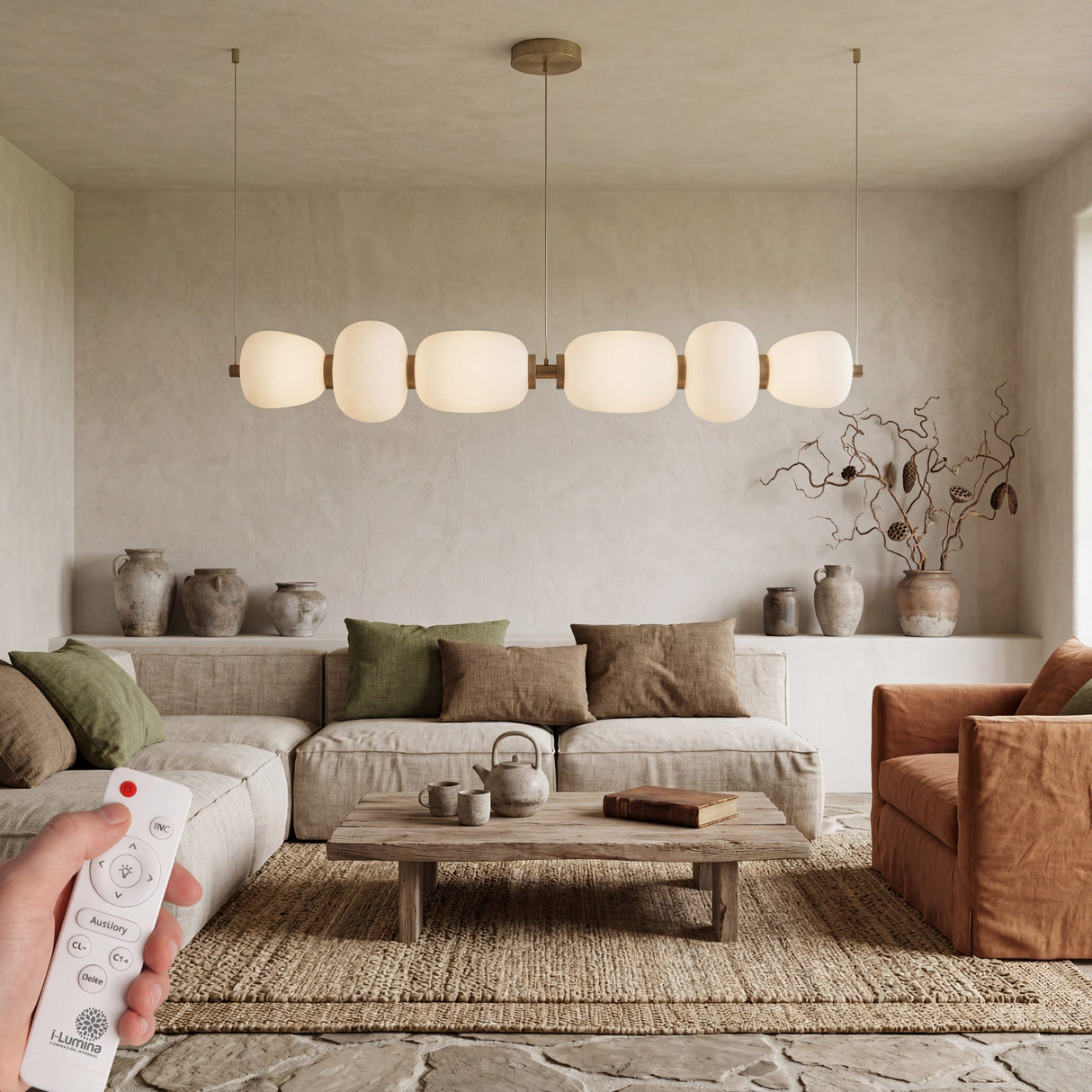 Lampara colgante lineal sobre mesa de centro en sala de estar de diseno minimalista