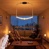 Ambiente de sala con iluminacion calida proyectada por lampara lineal Perla