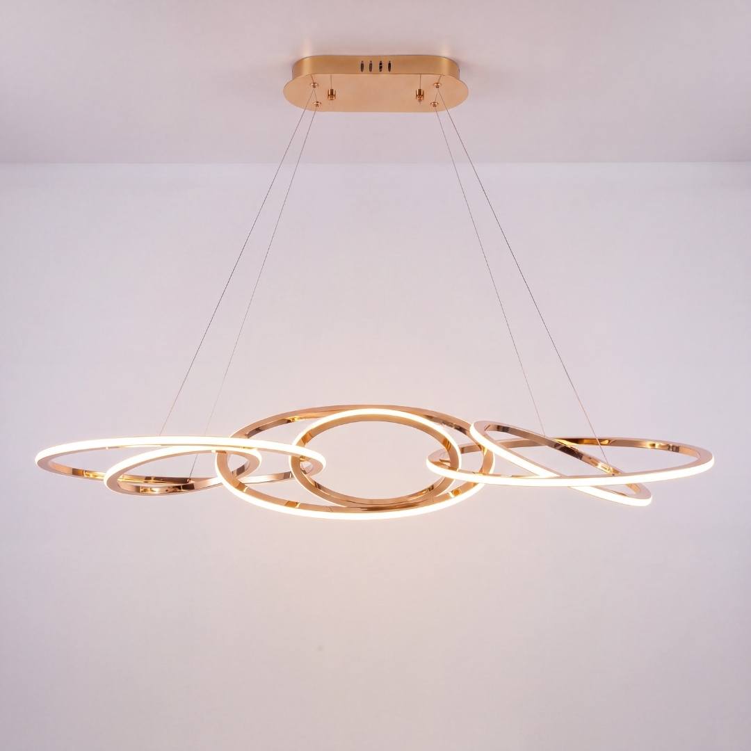 Sala de noche iluminada solo por los anillos de la lámpara colgante en luz cálida