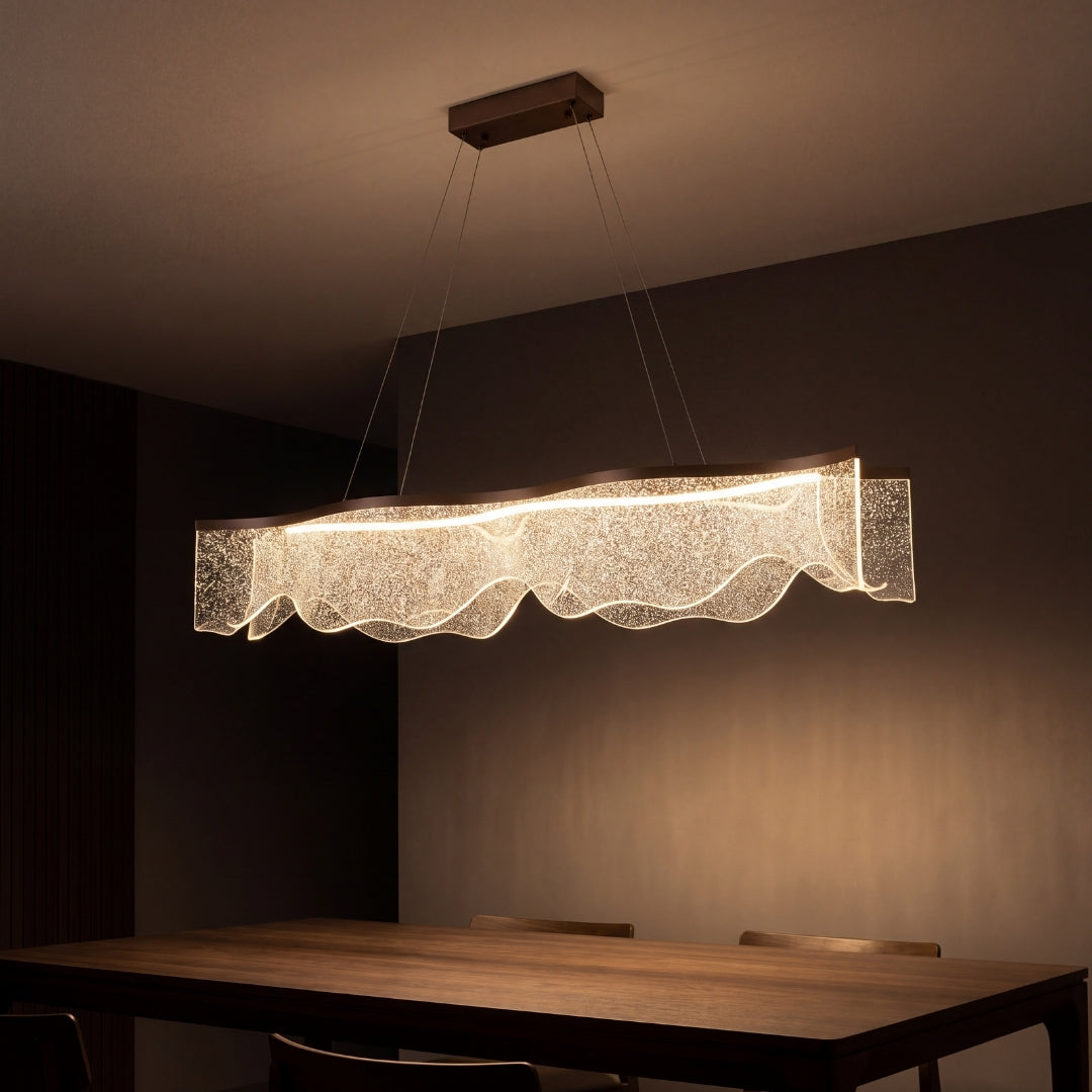 Comedor de noche iluminado solo por la lámpara colgante en luz cálida