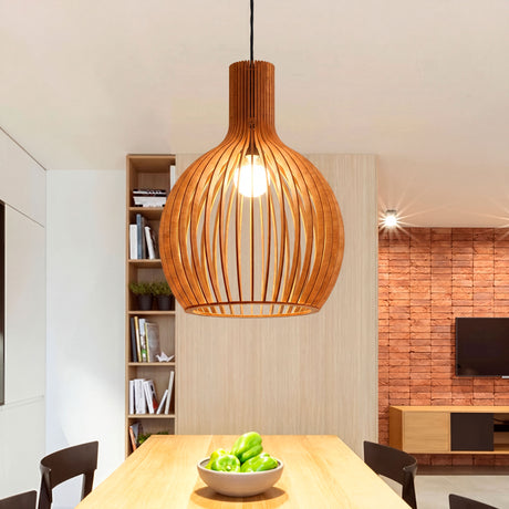 Lámpara de madera Francisca Wood sobre una mesa de comedor minimalista.