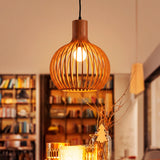 Iluminación suave de la lámpara de listones de madera sobre un sillón de lectura.