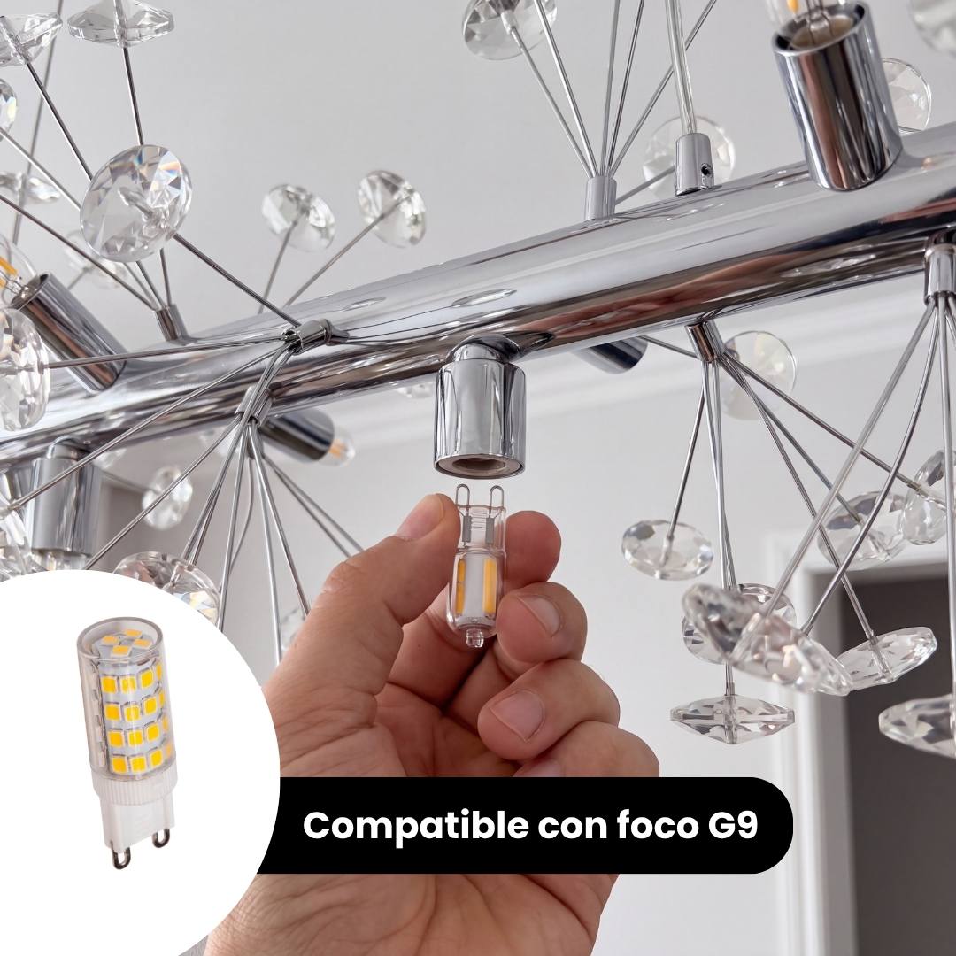 Mano colocando un foco G9 en la lámpara MESSIE, socket G9 y foco no incluido