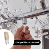 Mano colocando un foco G9 en la lámpara MESSIE, socket G9 y foco no incluido
