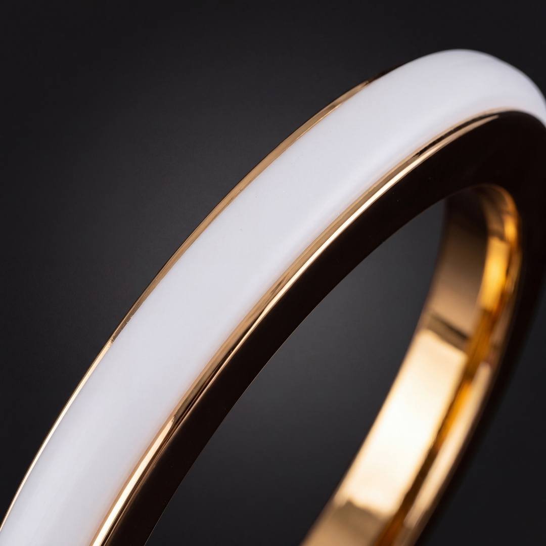 Detalle del anillo french gold espejo con banda LED blanca