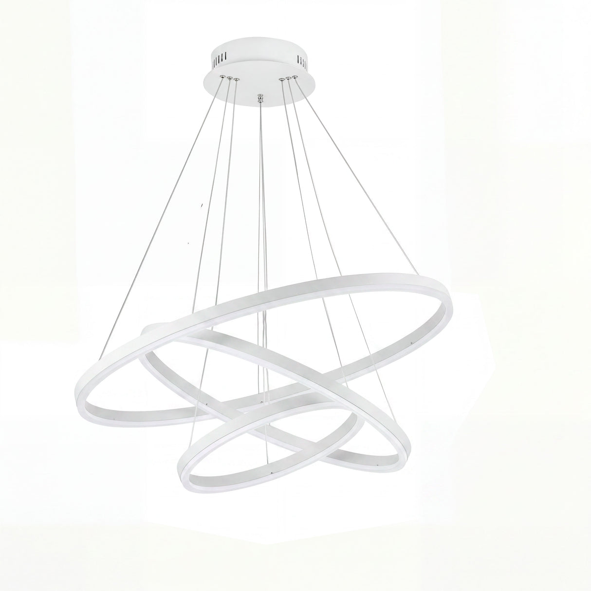 Estructura suspendida orbital con acabado mate aislada sobre fondo blanco para catálogo digital de iluminación.