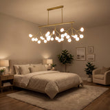 Iluminacion calida en dormitorio principal con lampara de techo dorada lineal.