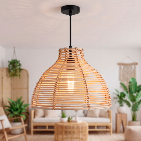 Lámpara de rattan natural Brisa en salón de estilo orgánico con muebles de bambú.